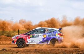 El Ford Fiesta Rally3 de Diego Domínguez Bejarano y el español Rogelio Pañete, en la primera especial en Kenia.