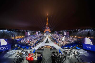 Imponente imagen frente a la emblemática torre Eiffel donde se desarrolló la ceremonia oficial.