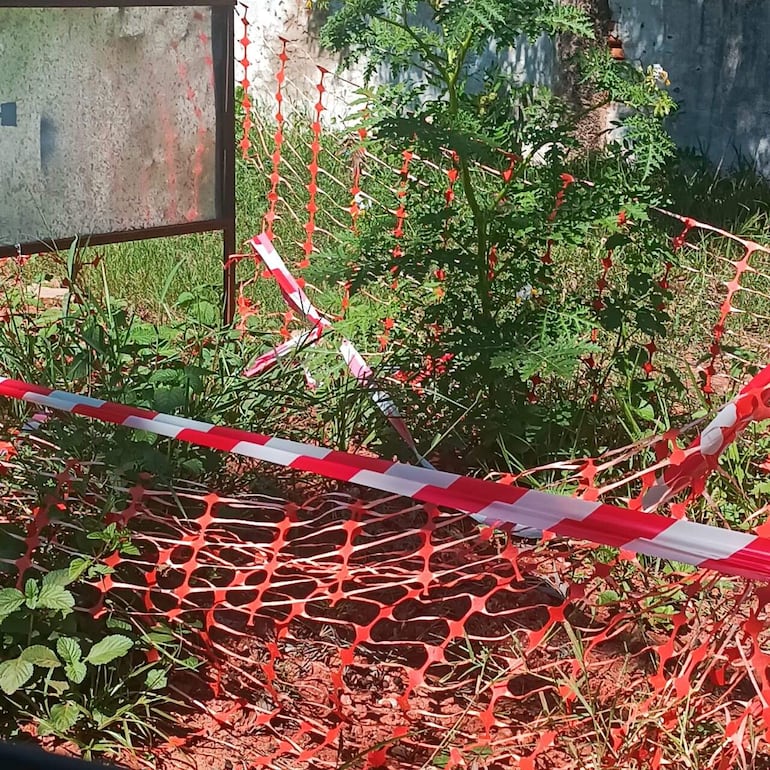 El registro sigue abierto y evidencia el abandono de la obra, donde incluso ya crecieron arbustos, en el barrio San José.