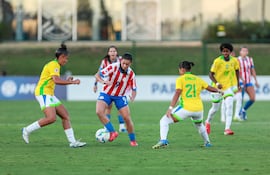 Milagros Ortiz intenta superar la marca de una futbolista brasileña, durante el partido celebrado en Ypané.