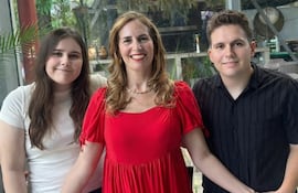 Gaby Mallorquín con sus hijos Gabriela Natalia y Rubén Darío Alvarenga Mallorquín.