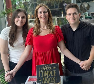 Gaby Mallorquín con sus hijos Gabriela Natalia y Rubén Darío Alvarenga Mallorquín.