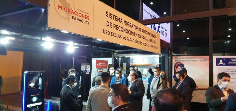 Comitiva de Gafilat en la Aduana de CDE