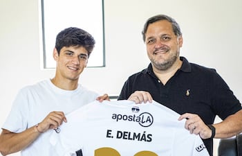 La joven figura de Olimpia, Eduardo Delmás, en compañía del presidente de la entidad de Para Uno, Rodrigo "Coto" Nogués.