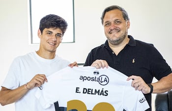 El joven volante ofensivo de Olimpia, Eduardo Delmás, posando con el presidente de la institución, tras la renovación de contrato.
