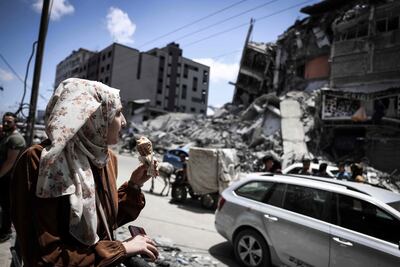 Una palestina consume helado en la zona atacada en la Franja de Gaza.