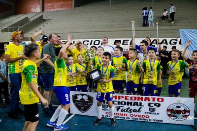 Los chicos de la selección de Presidente Franco celebran el bicampeonato en C9, luego de batir en la final a su similar de Villarrica, por 5 a 3, en Coronel Oviedo.