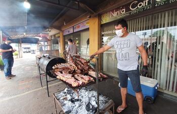 El grupo de voluntarios se encarga de la cocción de la carne.