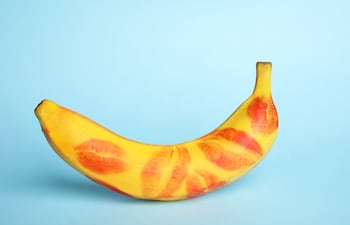 Una banana con marcas de labial rojo.
