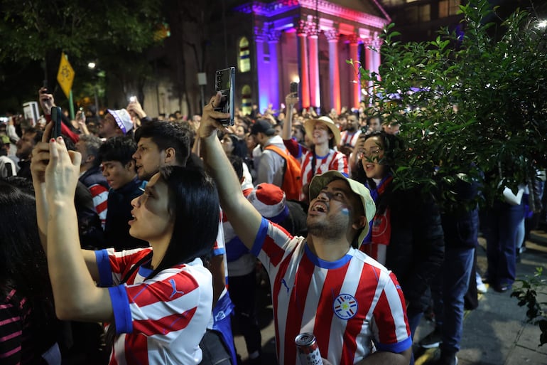 AME976. ASUNCIÓN (PARAGUAY), 12/06/2026.- Aficionados de Paraguay reaccionan este viernes, durante la transmisión de un partido del grupo D del Mundial de la FIFA 2026 entre Estados Unidos y Paraguay en Asunción (Paraguay). EFE/ Juan Pablo Pino