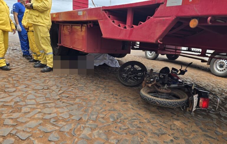 El sexagenario murió debajo del camión a raíz de las lesiones.