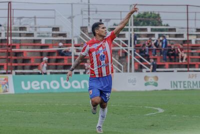 El atacante, Ósmar Lequizamón (30 años) celebra el tanto del triunfo carapegüeño. (Foto: APF)