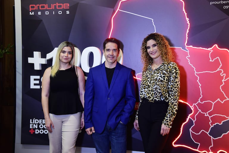 Rocío Brizuela, Nicolás Chereau  y Gisela Salomón durante la premiación del Top of Mind Enterprise.