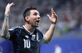 El delantero de Argentina Lionel Messi celebra el segundo gol de su equipo, anotado por el delantero de Argentina Lautaro Martínez (fuera de cuadro), durante el partido de semifinales del torneo de fútbol de la Copa Mundial 2026 entre Inglaterra y Argentina en el Estadio de Atlanta en Atlanta.
