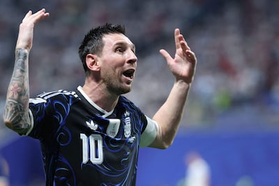 El delantero de Argentina Lionel Messi celebra el segundo gol de su equipo, anotado por el delantero de Argentina Lautaro Martínez (fuera de cuadro), durante el partido de semifinales del torneo de fútbol de la Copa Mundial 2026 entre Inglaterra y Argentina en el Estadio de Atlanta en Atlanta.