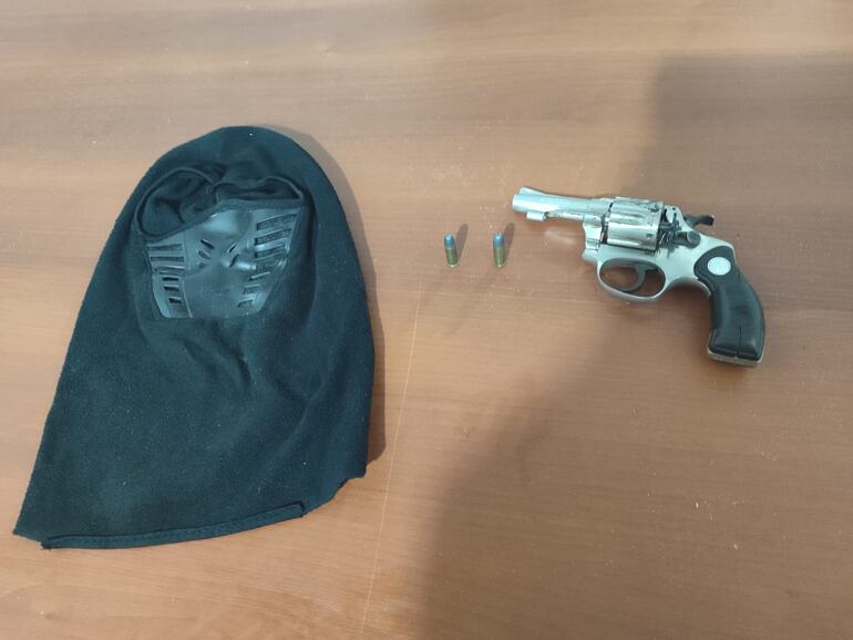 Un pasamontañas y un arma de fuego fueron incautados.