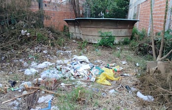 patio baldío abandonado, barrio Tacumbú
