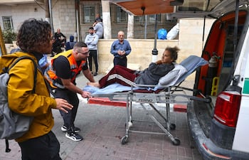 La veterana fotógrafa del Washington Post Heidi Levine tiene cuatro vértebras rotas y una costilla fracturada, tras ser ayer brutalmente agredida por colonos israelíes