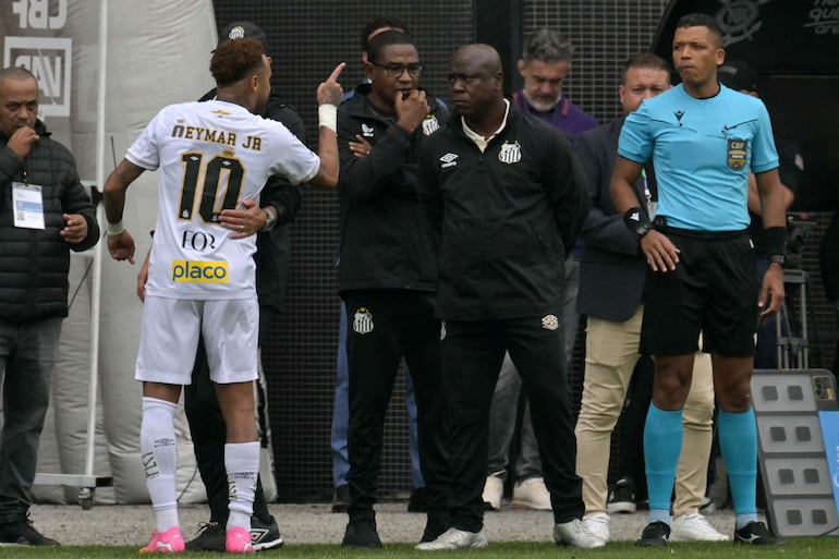 El delantero de Santos, Neymar, hace un gesto durante el partido de fútbol de la liga brasileña entre Santos y Coritiba en el Neo Química Arena en São Paulo, Brasil.