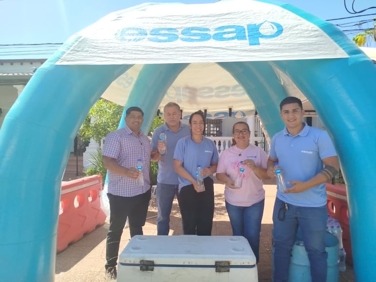 Funcionarios de la Essap se encuentran al costado de la basílica y en varios puntos ofreciendo hidratación a los peregrinos.