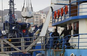 El pesquero "AKT 1", apresado este miércoles a 555 kilómetros al sur de Canarias, llevaba 2.900 kilos de cocaína escondidos en unos de sus tanques de combustible.