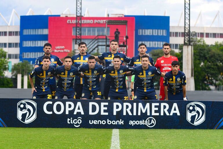 El equipo de Sportivo Trinidense, que viene de igualar sin goles con Nacional, en la decimonovena ronda del Torneo Clausura.
