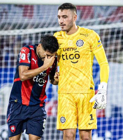 Hermandad rioplatense. El uruguayo Gastón Olveira intenta darle ánimo al argentino Federico Carrizo, visiblemente afectado por la nueva caída de Cerro Porteño contra Olimpia en un clásico.