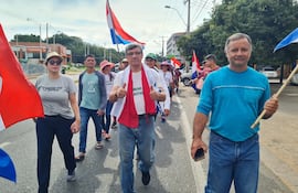 Marcha ciudadana: La exsenadora Kattya González (Independiente) junto con Ermo Rodríguez y manifestantes ésta mañana, al llegar a la ciudad de Capiatá.
