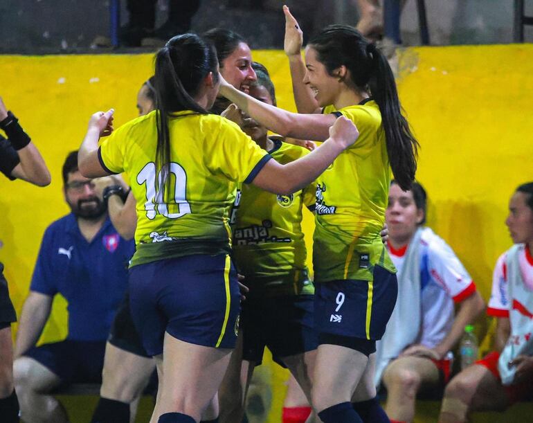 Las chicas de Sport Colonial siguen festejando, en la punta del torneo.