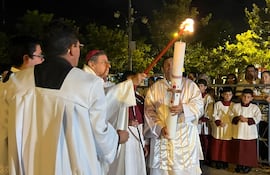 El obispo de Caacupé, Mons. Ricardo Valenzuela, enciende el Cirio en el inicio de la Vigilia Pascual en Caacupé.