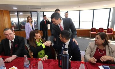 El Presidente electo, Santiago Peña, saludando a la senadora Celeste Amarilla (PLRA).