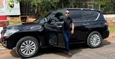 El diputado cartista Orlando Arévalo baja de su lujosa camioneta Nissan Patrol.