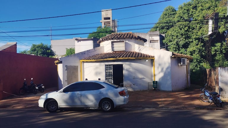 Funcionarios de la Clínica Municipal de Villarrica suspendieron atención al público por falta de pago de salarios.