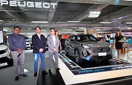 Luis Knopfelmacher, Jorge Alcaraz, gerente de la división de automóviles de Automaq, y Juan Pecci, vicepresidente de Automaq.