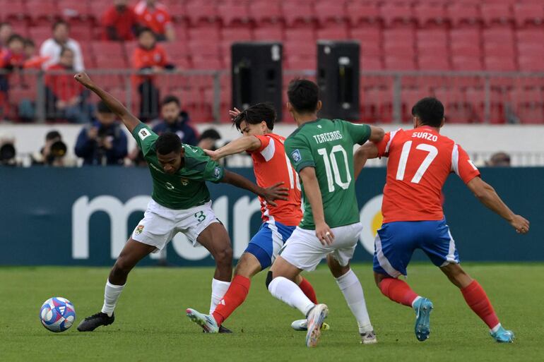 Momento del partido entre Chile y Bolivia por la octava fecha de las Eliminatorias Sudamericanas 2026 en el estadio Nacional, en Santiago, Chile.