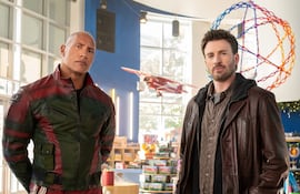 Código traje rojo película Dwayne Johnson Chris Evans