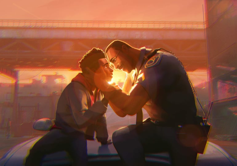 Dos figuras humanas cercanas sobre un vehículo. Uno con sudadera y bufanda, el otro en uniforme con gafas, bajo un atardecer cálido.