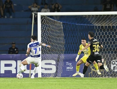 El delantero del Sportivo 2 de Mayo, Fernando Matías Cáceres acomoda el esférico al costado derecho de Gastón Olveira para marcar el tanto ganador en la "terraza" del país.