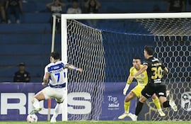 El delantero del Sportivo 2 de Mayo, Fernando Matías Cáceres acomoda el esférico al costado derecho de Gastón Olveira para marcar el tanto ganador en la "terraza" del país.