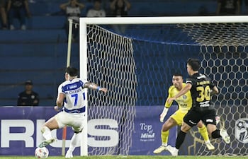 El delantero del Sportivo 2 de Mayo, Fernando Matías Cáceres acomoda el esférico al costado derecho de Gastón Olveira para marcar el tanto ganador en la "terraza" del país.