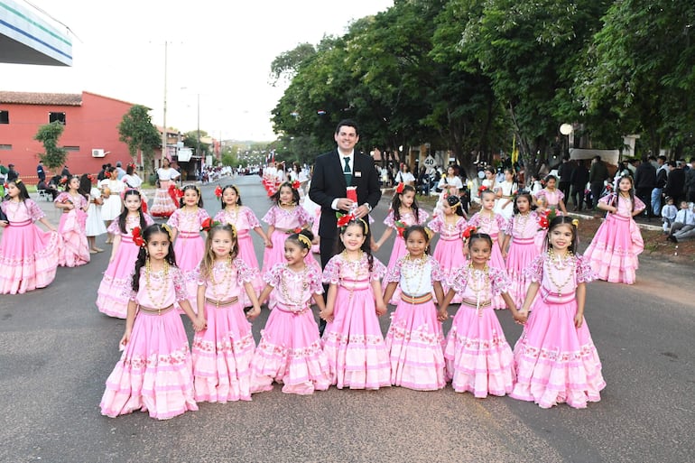 Las niñas de una escuela de danzas de la ciudad de Choré acompañan el importante festejo