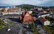La gente se reúne para observar el traslado de la iglesia de madera de Kiruna, en Kiruna, Suecia, el 19 de agosto de 2025.
