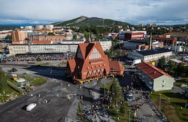La gente se reúne para observar el traslado de la iglesia de madera de Kiruna, en Kiruna, Suecia, el 19 de agosto de 2025.