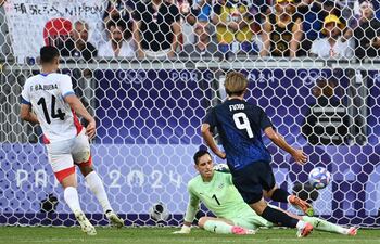 El delantero de Japón, Shota Fujio, define con mucha precisión ante la salida del arquero Roberto Junior Fernández. Fue el quinto tanto de los nipones.