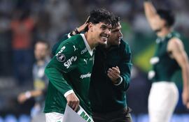 El entrenador portugués de Palmeiras, Abel Ferreira reconoce a su referente y capitán, el zaguero paraguayo Gustavo Gómez, tras conseguir el pasaporte a la final de la Copa Libertadores 2025.