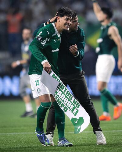 El entrenador portugués de Palmeiras, Abel Ferreira reconoce a su referente y capitán, el zaguero paraguayo Gustavo Gómez, tras conseguir el pasaporte a la final de la Copa Libertadores 2025.