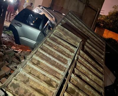 El vehículo quedó atrapado entre el portón y los escombros tras el violento choque.