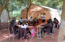 Bajo carpas y con promesas de obras, escuela de Tacuatí inicia el año lectivo 2026