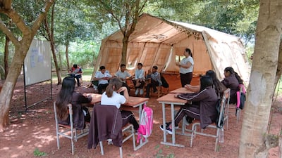 Bajo carpas y con promesas de obras, escuela de Tacuatí inicia el año lectivo 2026