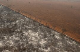 Fotografía aérea de la zona afectada por un incendio en la región del Chaco, en Bahía Negra.